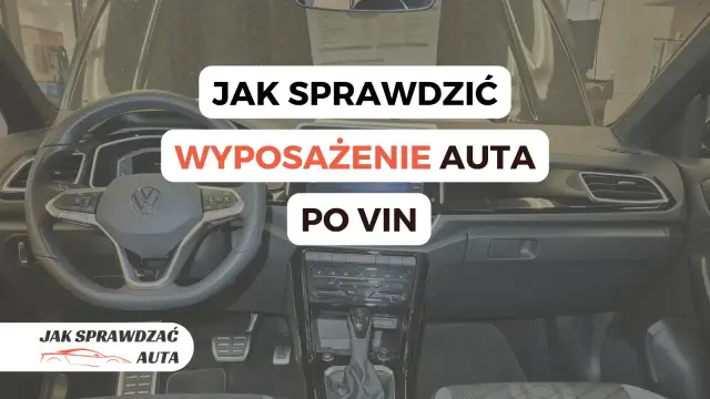 Wnętrze auta z widoczną kierownicą i konsolą środkową. Napisy informują o tym, jak sprawdzić wyposażenie auta po VIN.
