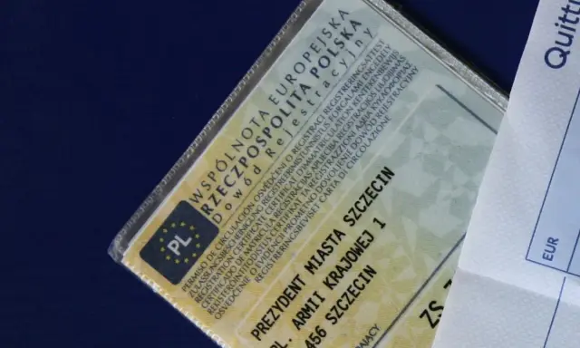 Dowód rejestracyjny z brakiem miejsca na pieczątki, wydany przez Prezydenta Miasta Szczecin.