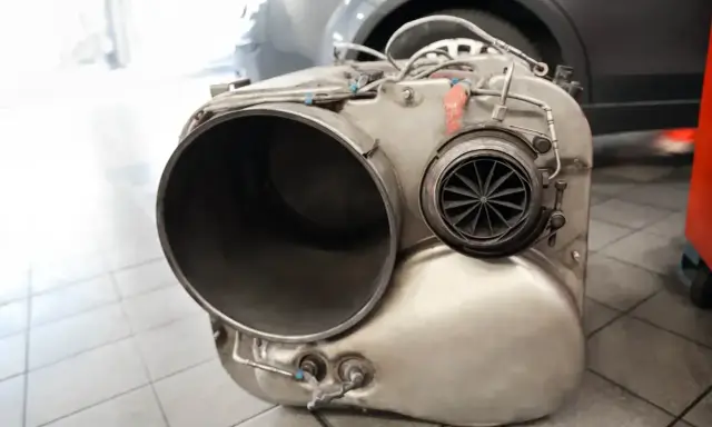 Element układu wydechowego, prawdopodobnie po usuwaniu DPF. Widoczna turbina i duża rura.