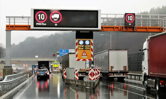 Kamera monitoruje ruch na autostradzie przy granicy. Znaki informują o ograniczeniu prędkości i masie pojazdów.
