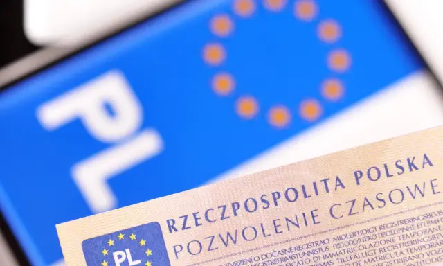 Pozwolenie czasowe zamiast tablic rejestracyjnych. PL na tle flagi UE.