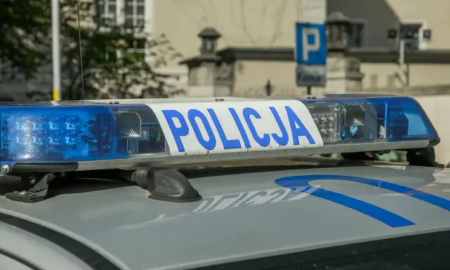 Niebieskie światła i napis "POLICJA" na dachu radiowozu. Czy straż miejska może dać punkty? To pytanie zadaje sobie wielu kierowców.