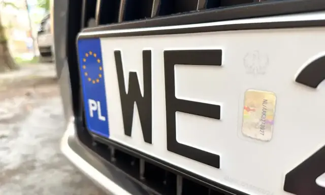 Zbliżenie na polską tablicę rejestracyjną z literami "WE". Zastanawiasz się, ile kosztują tablice rejestracyjne?