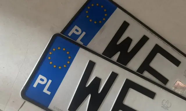 Dwie polskie tablice rejestracyjne z literami "WE". Nieprzerejestrowanie samochodu grozi karą.