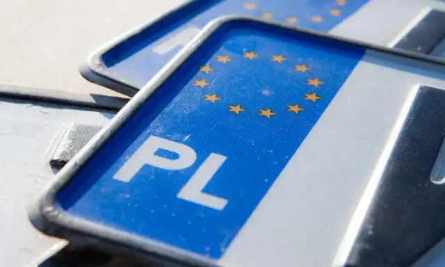 Polskie tablice rejestracyjne z symbolem UE. Czy trzeba zmieniać tablice rejestracyjne po Brexicie? Nie, jeśli jesteś w Polsce.
