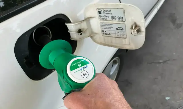 Tankowanie auta. Pistolet z zieloną końcówką, oznaczony jako "euro super Pb E5", jest wkładany do wlewu paliwa. Na klapce wlewu widnieje napis "Diesel".