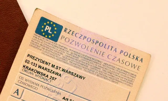 Miękki dowód rejestracyjny z napisem "Pozwolenie czasowe" i flagą PL. Dokument wydany przez Prezydenta m.st. Warszawy.