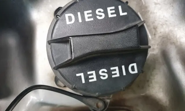 Czarna zakrętka wlewu paliwa z napisem DIESEL. To ważny element, by nie pomylić paliwa, np. z diesel B7.