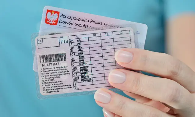 Polskie prawo jazdy z widocznymi kategoriami, od A1 po T. Dokument jest trzymany w dłoni.