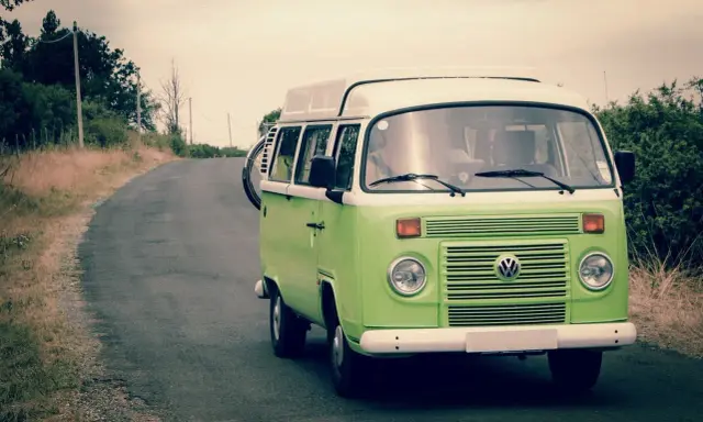 Zielona Volkswagen T2 na drodze, symbol wolności i zmiana przeznaczenia pojazdu w kampera.