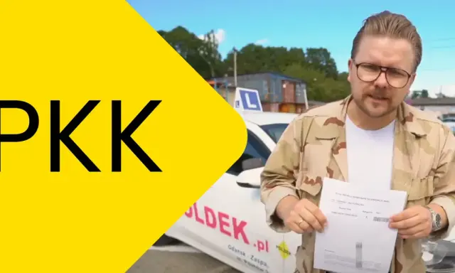 Mężczyzna w okularach trzyma dokument z napisem "Numer PKK". W tle biały samochód z literą L.