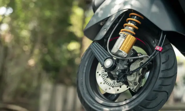 Szczegół przedniego koła motocykla z amortyzatorem. Idealny do dokumentowania umowa sprzedaży motocykla.