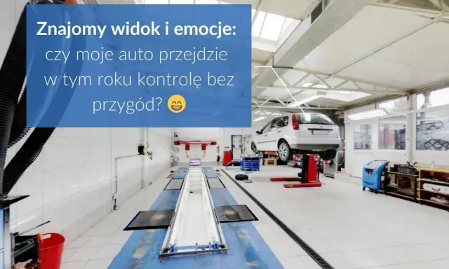 Warsztat samochodowy z podniesionym autem na podnośniku. Czas na przegląd auta i nadzieję na bezproblemową jazdę.