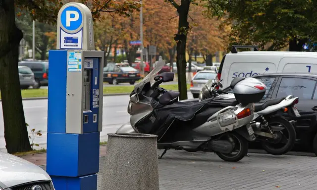 Parkometr i skuter. Zapomnienie o bilecie parkingowym może skutkować mandatem.