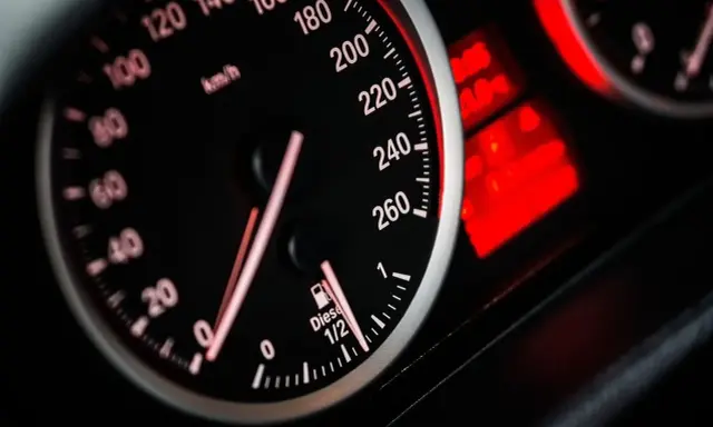 Wskaźnik paliwa w dieslu pokazuje połowę baku. Zastanawiasz się, ile pali diesel na 100km?
