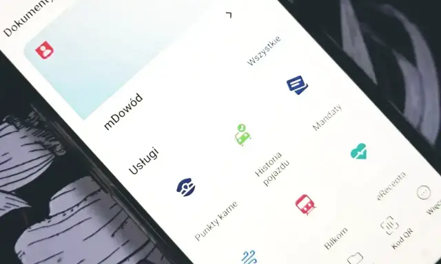 Na ekranie telefonu widać aplikację z opcjami: mDowód, Usługi, Historia pojazdu, Mandaty, eRecepta, Bilkom, Kod QR. Można tu sprawdzić swoje punkty karne.