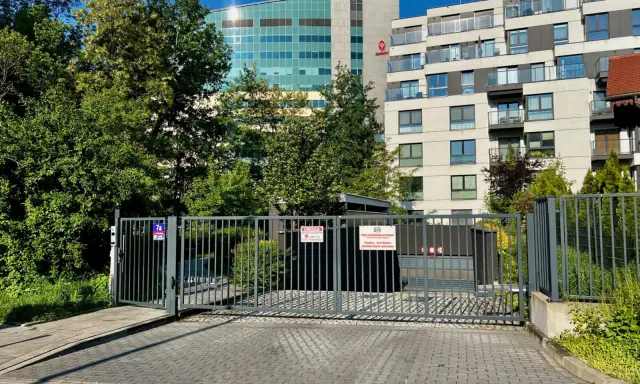 Zakaz parkowania przed posesją. Na bramie widnieje tabliczka "Zakaz parkowania w bramie", zgodnie z kodeksem drogowym.