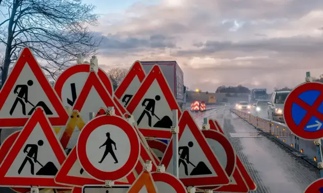 Mnóstwo znaków ostrzegawczych o robotach drogowych. Kiedy należy zachować szczególną ostrożność, zwłaszcza w deszczu i przy ograniczonej widoczności.