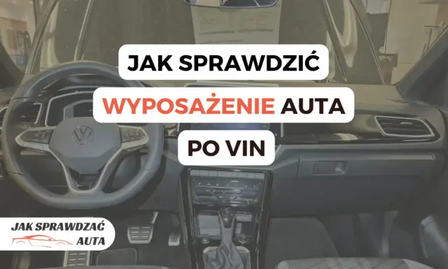 Wnętrze auta z widoczną kierownicą i konsolą środkową. Napisy informują o tym, jak sprawdzić wyposażenie auta po VIN.