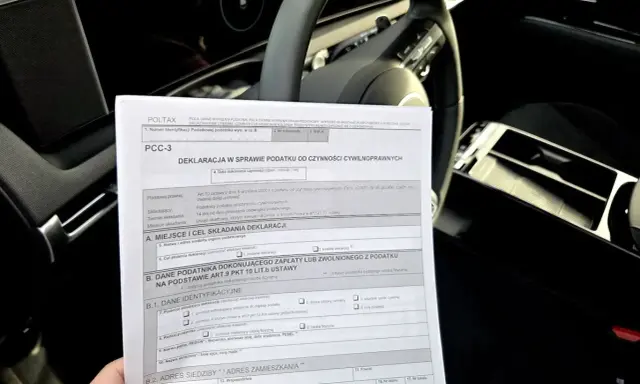 Kupno samochodu krok po kroku: wypełnianie deklaracji PCC-3 w samochodzie.