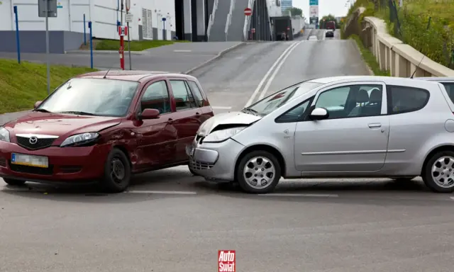 Wypadek samochodowy. Czerwone i srebrne auto po kolizji. Po takim zdarzeniu warto sprawdzić, jak sprawdzić ile mam zniżek na ubezpieczenie.