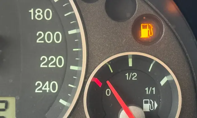 Wskaźnik paliwa pokazuje pusty bak, a kontrolka informuje o niskim poziomie. Ile km na rezerwie diesel? Czas na tankowanie!