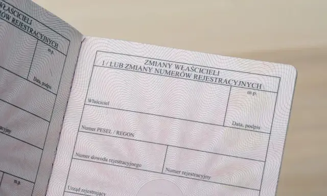 Dowód rejestracyjny z rubrykami do wpisania zmian właścicieli. Dokument ten jest kluczowy przy użytkowaniu samochodu po śmierci właściciela, gdy pojazd przechodzi na spadkobierców.