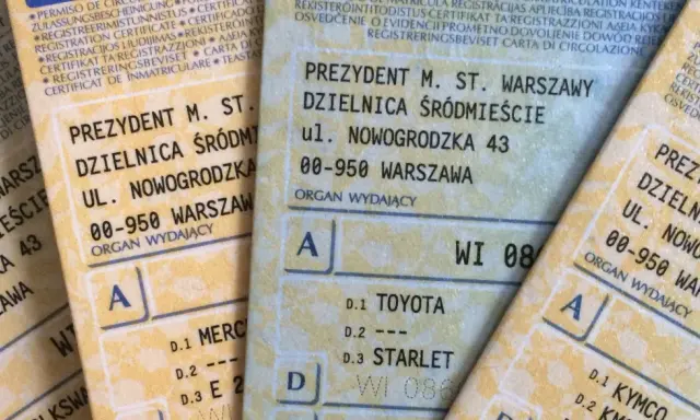 Fragmenty dowodu rejestracyjnego pojazdu z danymi urzędu i adresem: Prezydent m. st. Warszawy, Dzielnica Śródmieście, ul. Nowogrodzka 43.