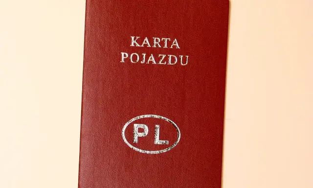 Czerwona okładka z napisem "KARTA POJAZDU" i symbolem "PL". Dokument jest potrzebny do rejestracji, ale w tym przypadku jest brak karty pojazdu.