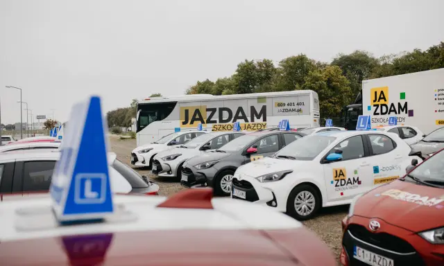 Samochody szkoleniowe z literą "L" i logiem "JA ZDAM" czekają na kursantów. Kiedy można zacząć robić prawo jazdy? Już od 17 lat!
