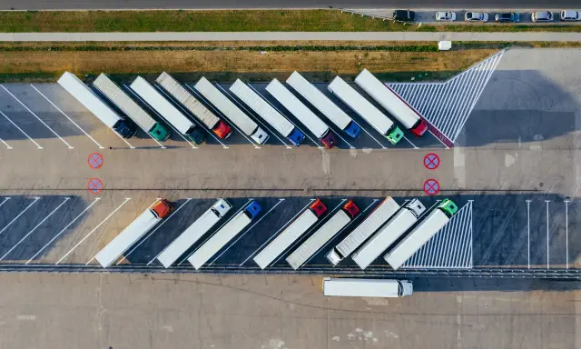 Parking pełen ciężarówek, idealne miejsce do nauki na prawo jazdy na tira.