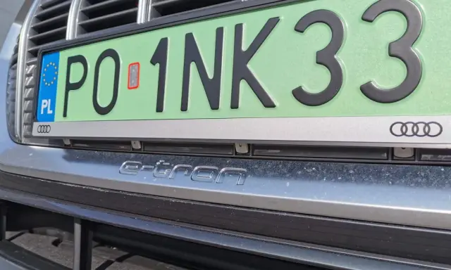 Czy trzeba mieć tablice rejestracyjne przy rejestracji? Na zdjęciu widać tablicę z numerem PO 1NK33 na samochodzie Audi e-tron.