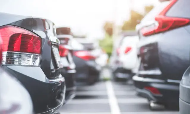 Rzędy samochodów na parkingu. Widać tylne światła i zderzaki. Czy to nowy oc?