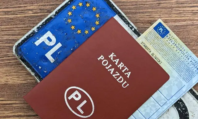 Karta pojazdu, dowód rejestracyjny i tablica z PL. Czy można zezłomować auto bez przerejestrowania?