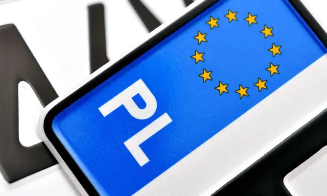 Zbliżenie na polską tablicę rejestracyjną z symbolem UE. Litery "PL" są wyraźne, ale reszta numeru jest nieczytelna tablica rejestracyjna.