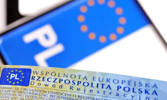 Dowód rejestracyjny z napisem "PL" i gwiazdkami UE. Czekasz na swój?