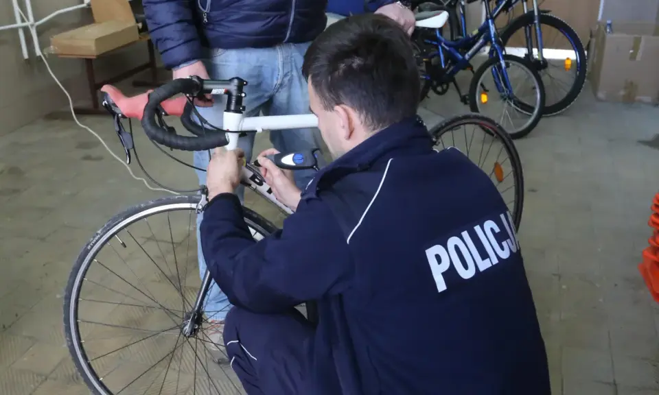Policjant sprawdza rower, by ustalić, jak sprawdzić czy rower jest kradziony.