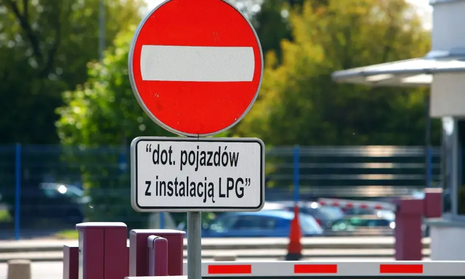 Znak zakaz wjazdu, informujący o ograniczeniu dla pojazdów z instalacją LPG.