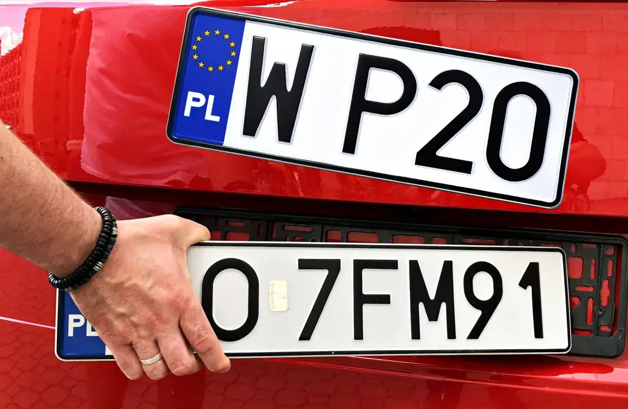 Dwie polskie małe tablice rejestracyjne, jedna z napisem 