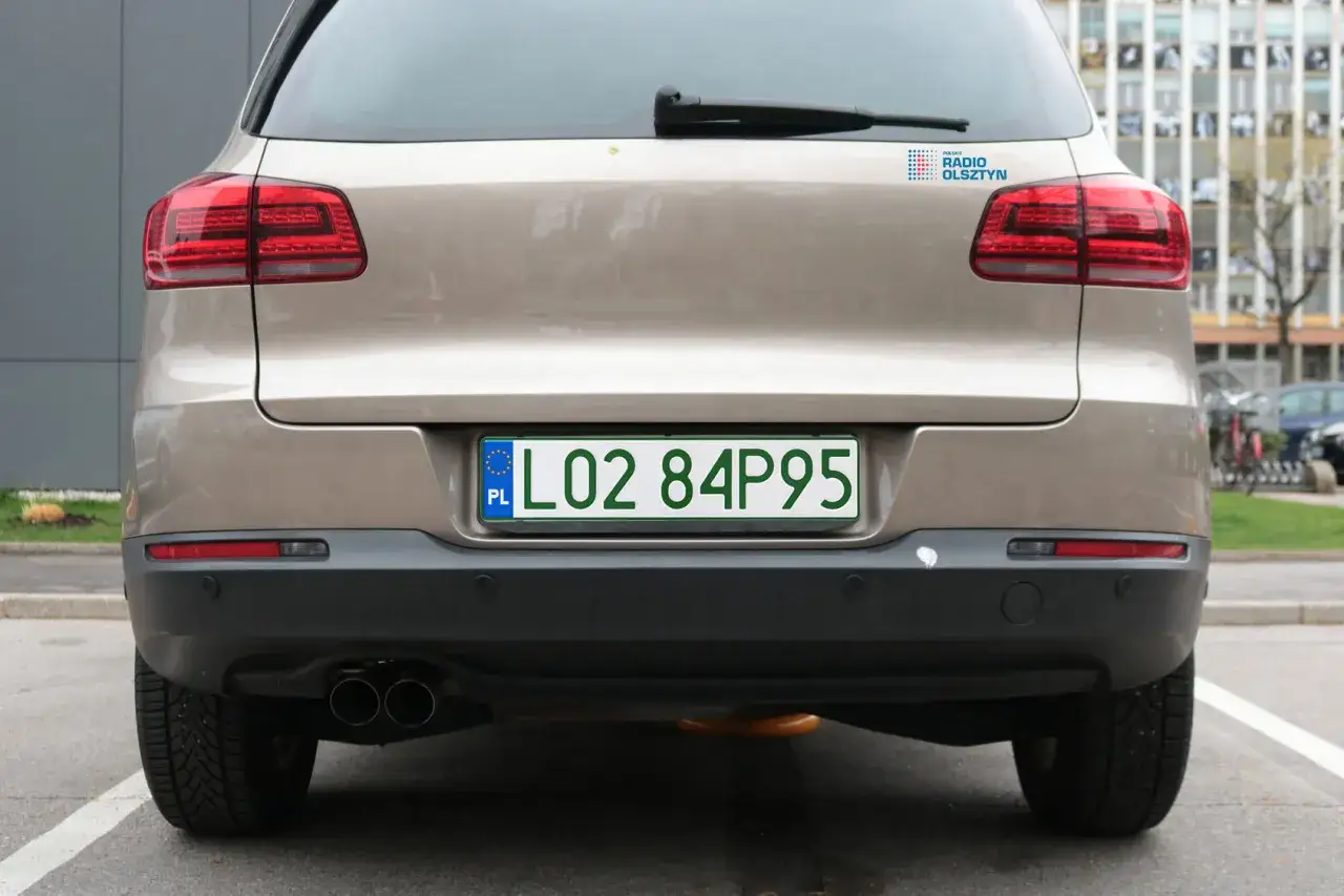 Tył samochodu z tablicami profesjonalnymi L02 84P95 i naklejką 