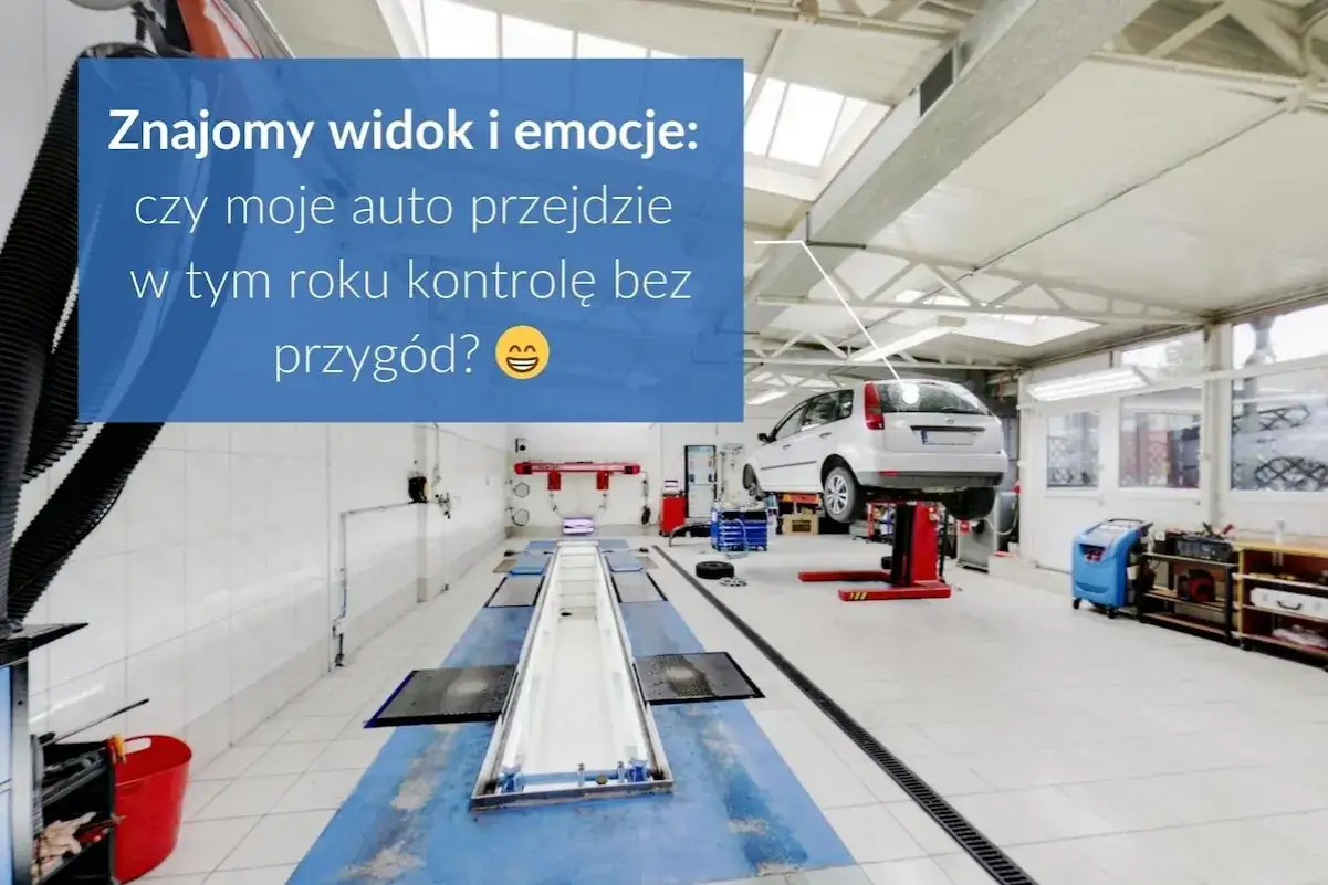 Warsztat samochodowy, białe auto na podnośniku. Czas na przegląd auta, by uniknąć przygód na drodze.