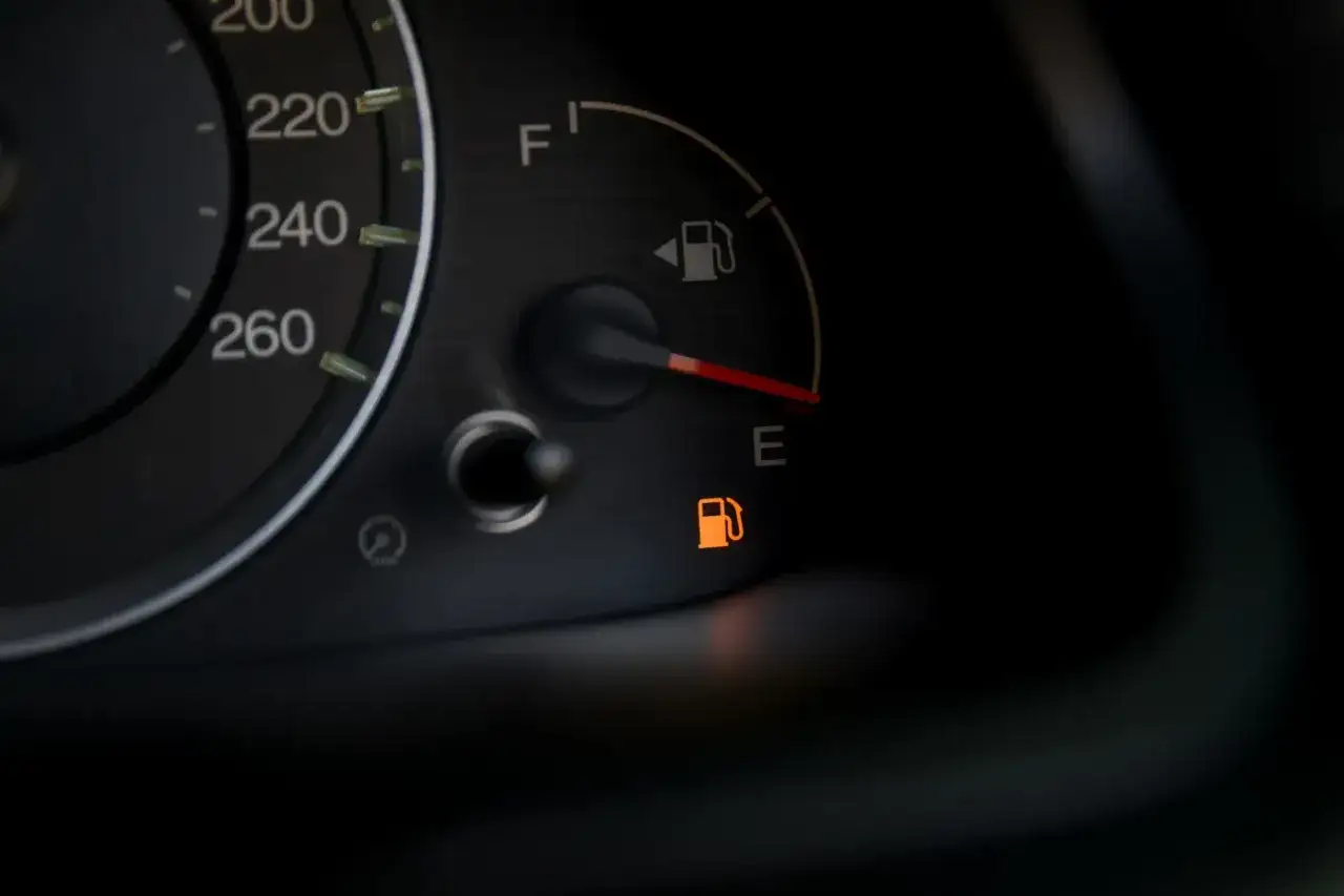 Wskaźnik paliwa na desce rozdzielczej pokazuje pusty bak. Zastanawiasz się, ile pali diesel na 100km? Czas na tankowanie!
