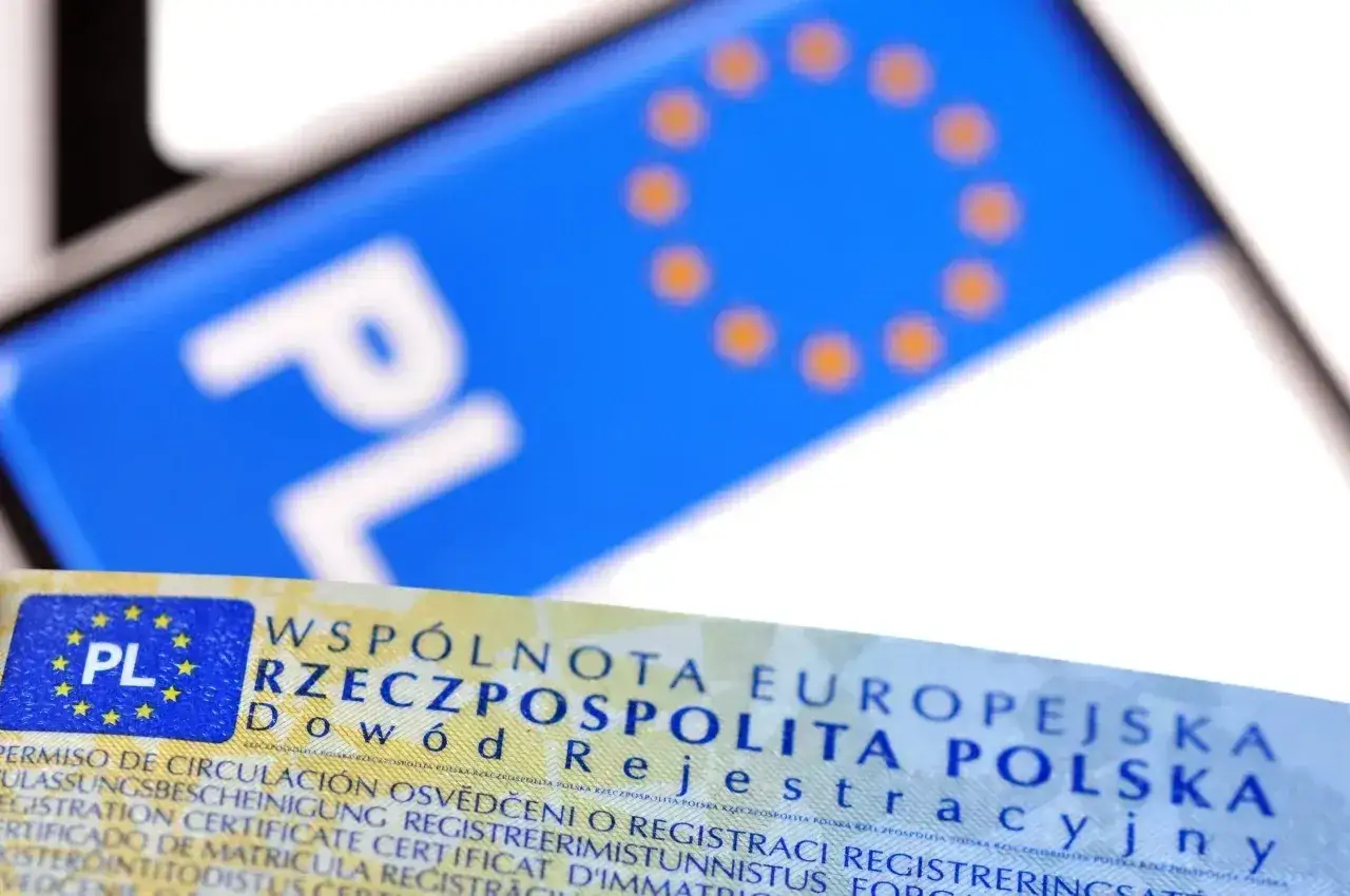Dowód rejestracyjny z napisem 
