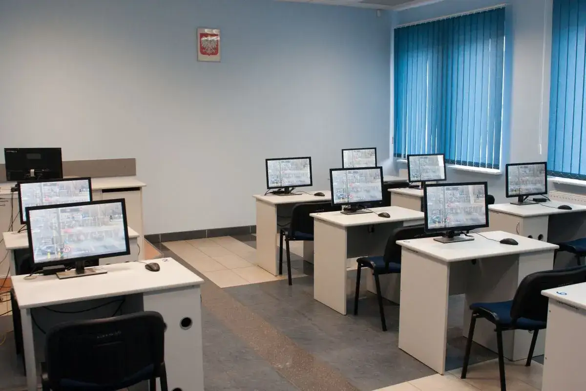 Sala komputerowa z wieloma stanowiskami do nauki. Zastanawiasz się, ile jest pytań na prawo jazdy? Tutaj znajdziesz odpowiedzi.