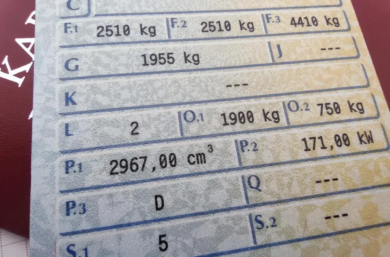 Fragment dowodu rejestracyjnego z danymi pojazdu. Widoczna moc silnika 171,00 kW.