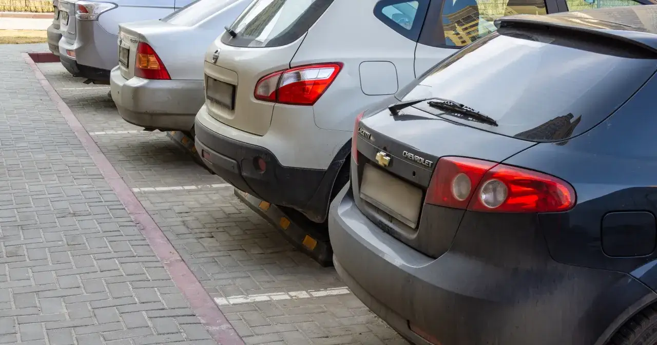 Widok z tyłu na zaparkowane samochody. Ucz się, jak parkować tyłem, obserwując te auta na parkingu.