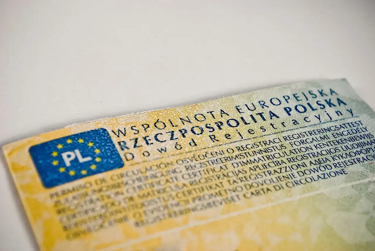 Polski dowód rejestracyjny z UE. Brak miejsca na pieczątki, co może być problemem przy kolejnych przeglądach.
