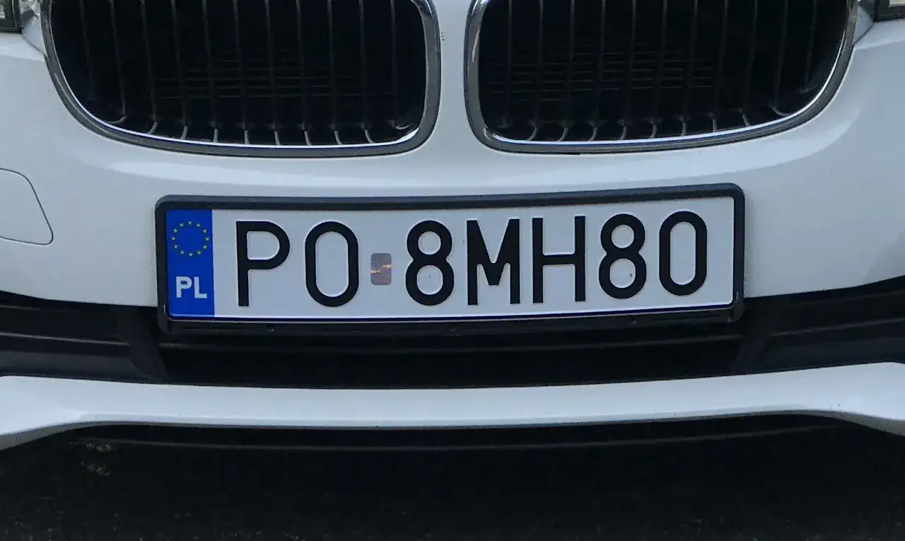 Biały samochód z tablicą rejestracyjną PO 8MH80. Czy trzeba zmieniać tablice rejestracyjne?