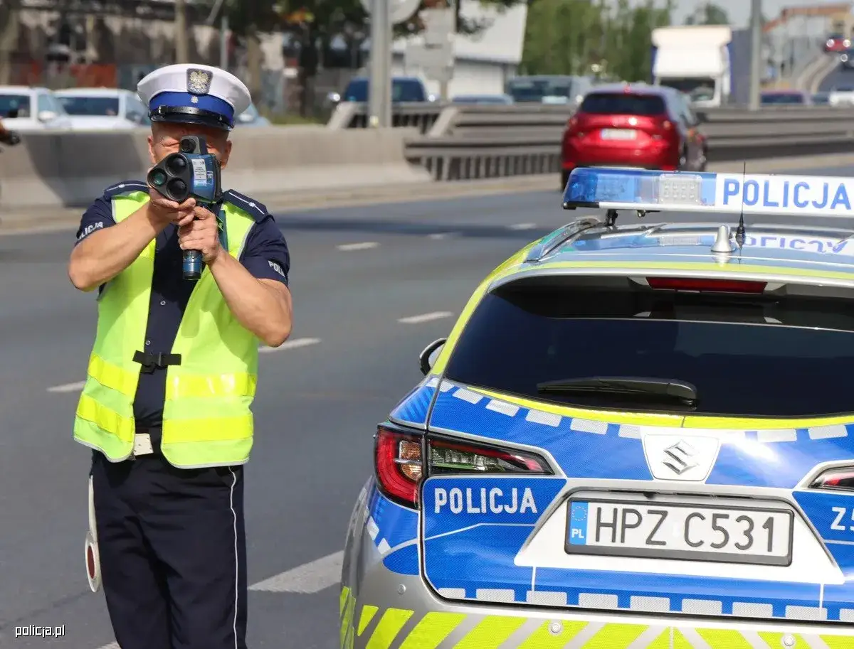 Policjant mierzy prędkość, przypominając o konsekwencjach: jaka kara za jazdę pod wpływem alkoholu.
