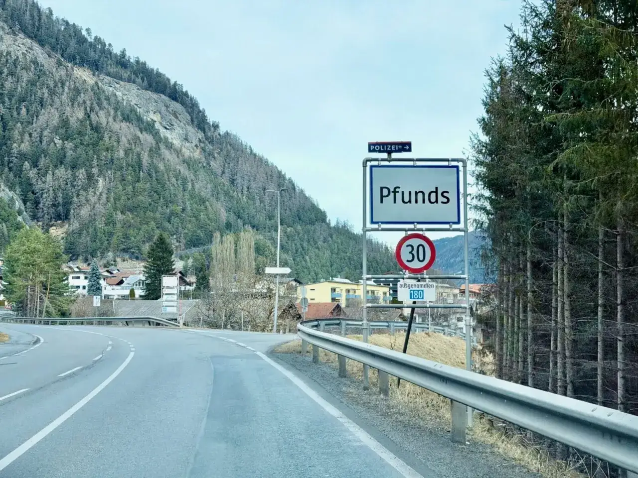 Droga do Pfunds w Austrii, z tablicą informującą o ograniczeniu prędkości do 30 km/h, ale z wyjątkiem 180 km/h. Uważaj na mandaty!